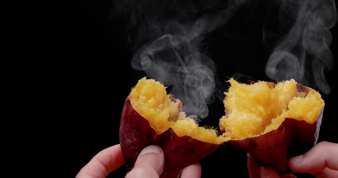 焼きたての焼き芋から湯気が出る4Kスローモーション動画