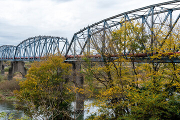 相模川に架かる水道橋の風景