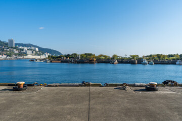 Fototapeta na wymiar 初島へ向かう熱海の港の風景