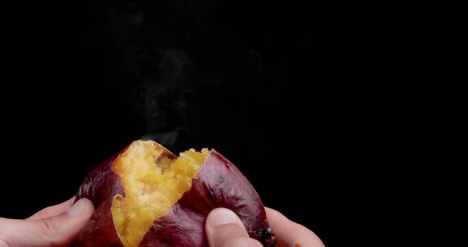 湯気が上がる焼きたての焼き芋の4Kスローモーション動画