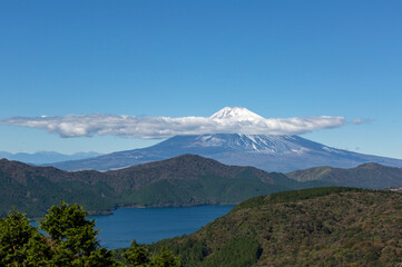 箱根ターンパイクから見る芦ノ湖と富士山