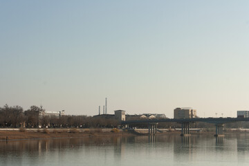 Obraz premium bridge over the river in a modern Central Asian city
