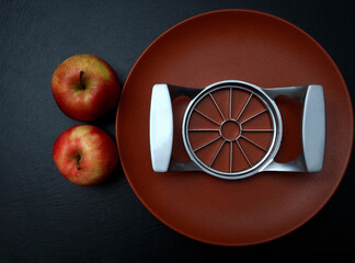 Round knife for cutting apples into slices. Selective sharpness.