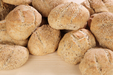Mehrere frische traditionell handwerklich gebackene knusprige Brötchen - Sesambrötchen