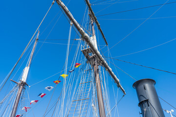 青空と大型帆船のマスト