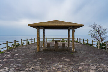 Fototapeta na wymiar 海を望む高台に作られた休憩所