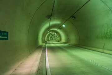まっすぐに伸びる、無人の怪しい雰囲気のトンネル