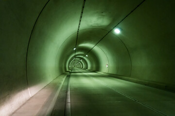 まっすぐに伸びる、無人の怪しい雰囲気のトンネル