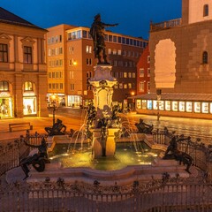 Fototapeta premium Romantische Abendstimmung am Augustusbrunnen am Augsburger Rathausplatz