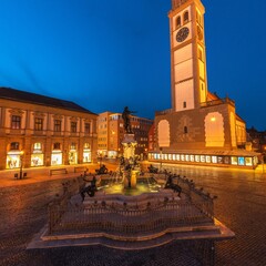Abendstimmung am menschenleeren Rathausplatz in Augsburg, mit Augsutusbrunnen und Perlachturm