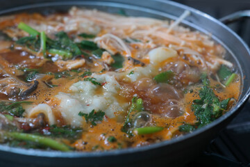 Mandu (dumplings) simmered in broth with beef, mushrooms, carrots, and other vegetables. The many ingredients produce a savory soup that goes well with the dumplings.