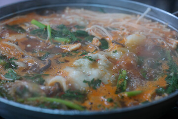 Mandu (dumplings) simmered in broth with beef, mushrooms, carrots, and other vegetables. The many ingredients produce a savory soup that goes well with the dumplings.