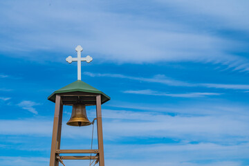 青空と十字架のついた灯籠