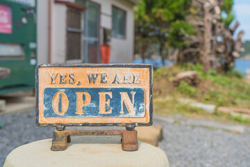 開店を意味する「OPEN」の看板