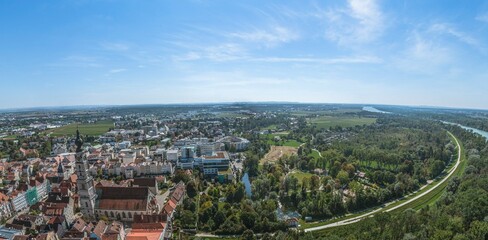 Panorama Braunau am Inn - Ausblick auf die Altstadt, den Aupark und die Inn-Auen 