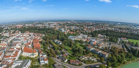 Fototapeta premium Mühldorf am Inn im Luftbild, rund um die Parkanlagen am Stadtwall