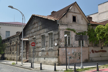 Stary dom blaszano murowany na jednej z ulic w Batumi