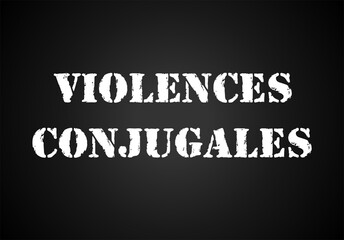 La phrase «violences conjugales» écrit en français sur une affiche noir