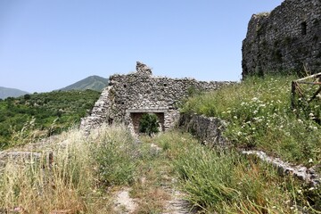 Mercato San Severino - Prima cinta muraria del Castello Sanseverino dal sentiero di accesso