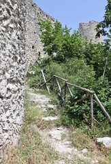 Mercato San Severino - Seconda cinta muraria del Castello Sanseverino dal sentiero