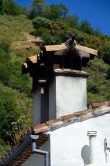 Chimenea ennegrecida en Benalauría, Valle del Genal, Málaga, Andalucía, España