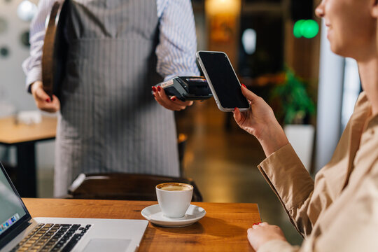 Using a smart phone to pay contactless