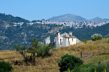 Fototapeta na wymiar Casa abandonada en ruinas en el Valle del Genal, Málaga, Andalucía, España