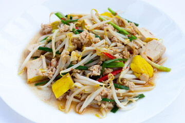 Fried bean sprouts with minced pork and tofu