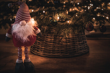 Kartka świąteczna z miejscem na tekst. skandynawski gnome, choinka, ozdoby choinkowe, światła. - obrazy, fototapety, plakaty