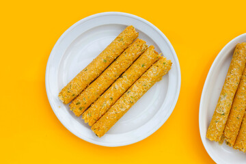 Crispy egg rolls with seaweed
