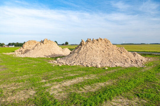 Tas d'engrais d&eacute;pos&eacute; en bord de champ  pour &eacute;pandage avant semis d'automne