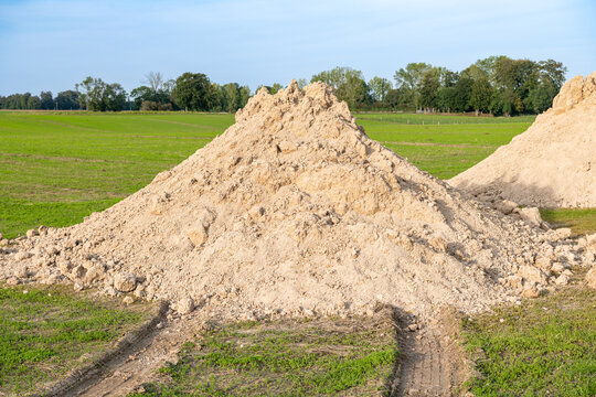 Tas d'engrais d&eacute;pos&eacute; en bord de champ  pour &eacute;pandage avant semis d'automne
