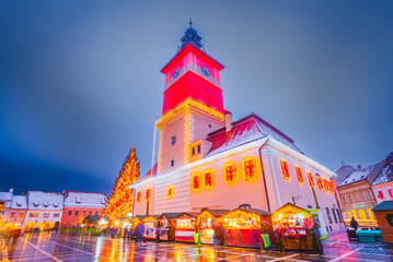 Fototapeta na wymiar Brasov, Romania - Winter scenic Christmas Market in downtown, touristic Transylvania.