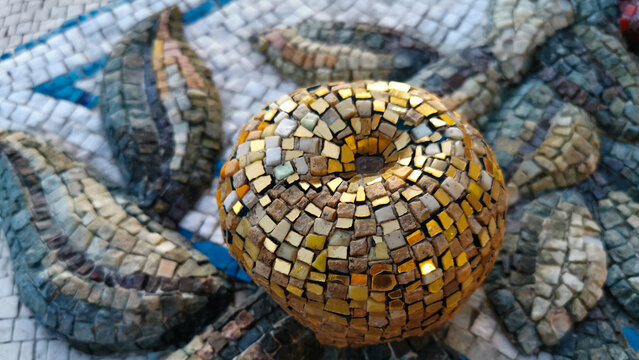 Mosaico mela pomo d&rsquo;oro foglie e frutta sopra un tavolo con tovaglia
