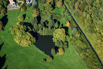 vue aérienne d'un parc à l'automne à Fouqueville dans l'Eure en France