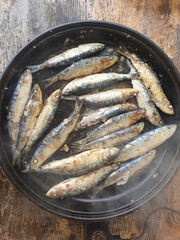 Preparaci&oacute;n de sardinas a la plancha t&iacute;picas de los pueblos costeros 