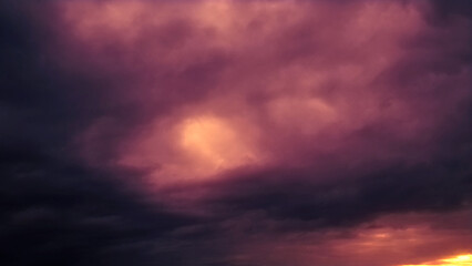 Obraz premium Dark purple and orange massive sundown clouds - abstract 3D rendering