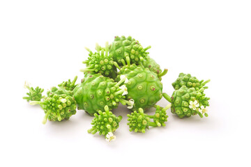 Obraz premium Noni or morinda citrifolia and noni flower isolated on white background.