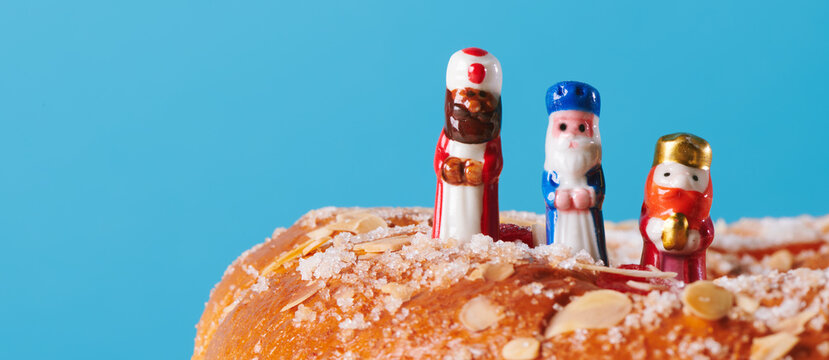 the wise men on top of a king cake, banner format