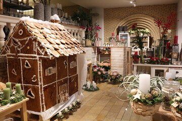 Grosses Lebkuchenhaus als Weihnachtsdekoration