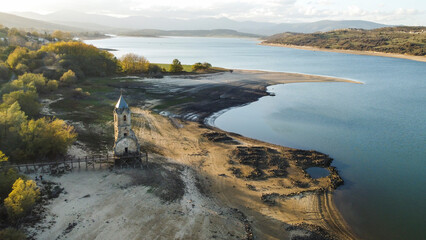 Torre de la iglesia de Villanueva de Las Rozas, al atardecer, sin agua junto al Pantano del Ebro