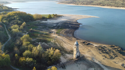 Torre de la iglesia de Villanueva de Las Rozas, al atardecer, sin agua junto al Pantano del Ebro