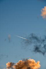 夕暮れ時の秋空と飛行機雲