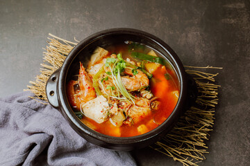 Spicy saengtae (fresh pollack) soup made with fresh pollack, bean curd, radish, crown daisy, and other vegetables and seasoned with red chili powder.