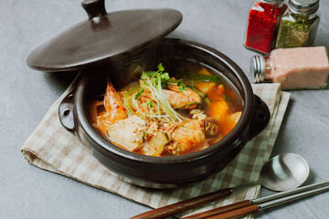 Spicy saengtae (fresh pollack) soup made with fresh pollack, bean curd, radish, crown daisy, and other vegetables and seasoned with red chili powder.