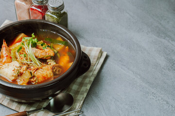 Spicy saengtae (fresh pollack) soup made with fresh pollack, bean curd, radish, crown daisy, and other vegetables and seasoned with red chili powder.