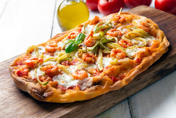 Deliziosa tipica pinsa romana condita con gamberetti e zucchine, cibo italiano 