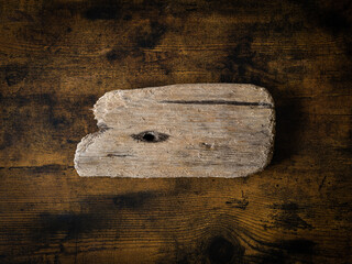 Un morceau de bois flotté posé sur une table en bois