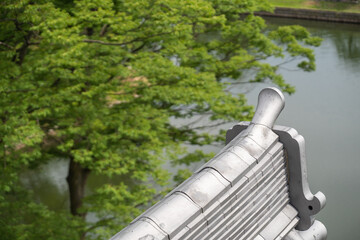 高田城三重櫓からお堀を見下ろす