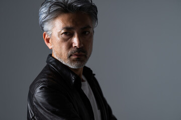 グレイヘア・男性